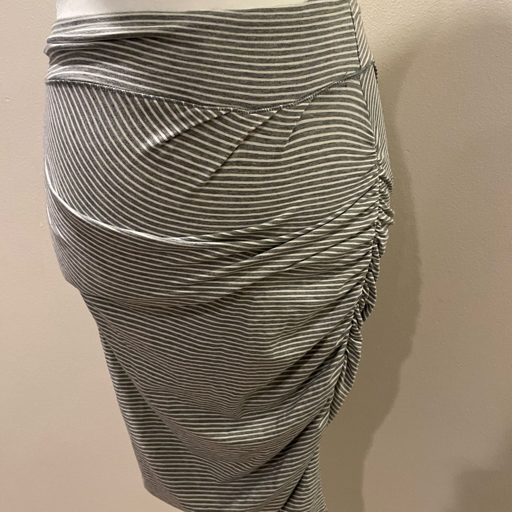 Lulu lemon size 6 striped pencil skirt